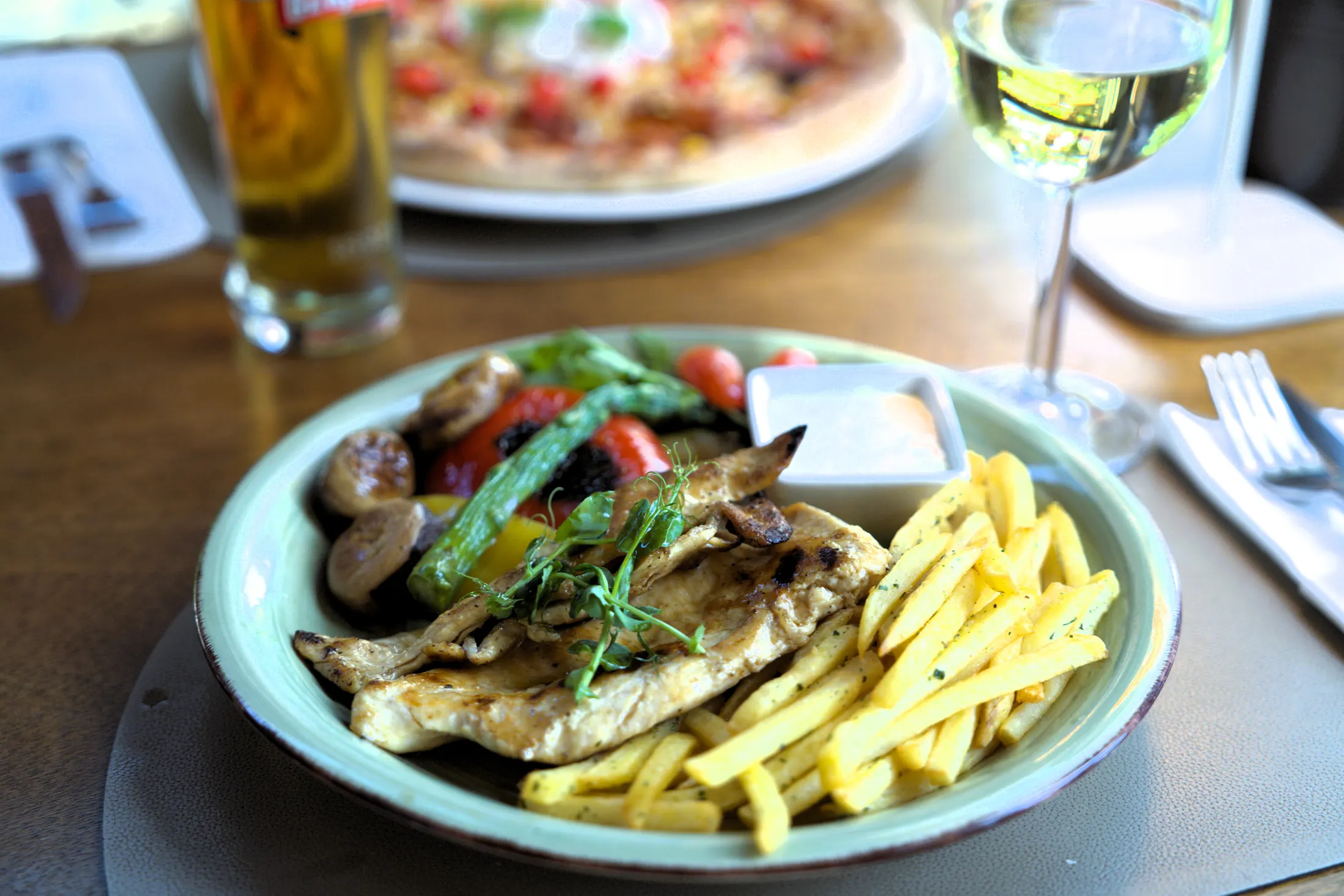 Grilled chicken with french fries and mixed vegetables, Pizzeria Villa Diana, Lučac, Split