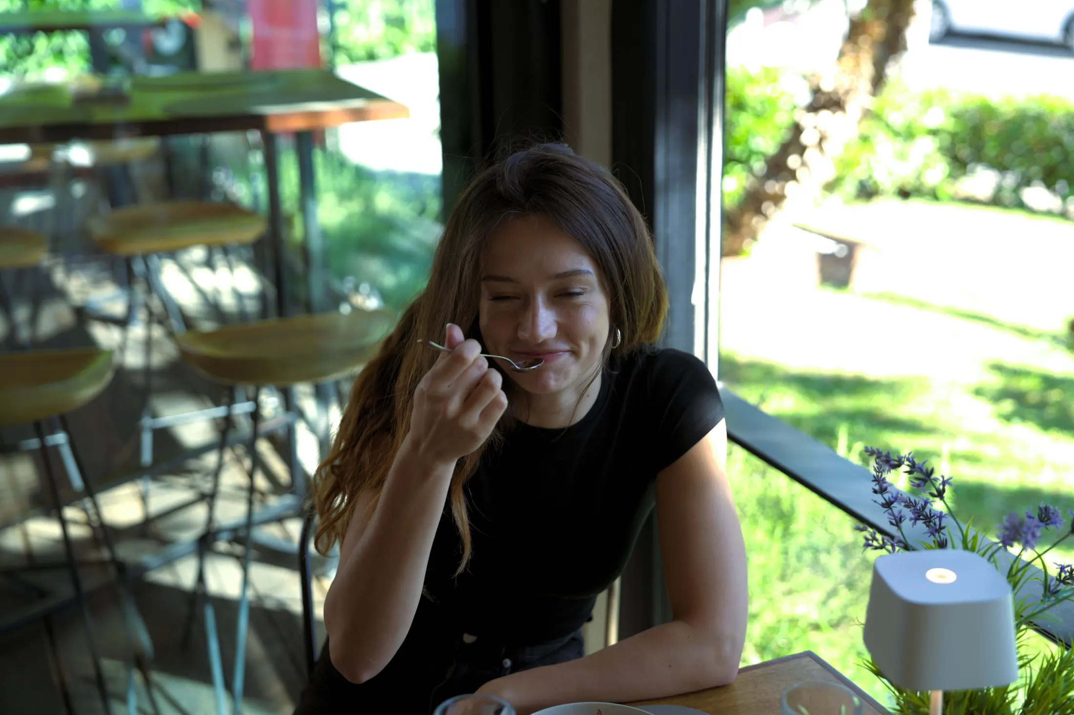 A guest at the window table, the palm garden behind, Pizzeria Villa Diana, Lučac, Split
