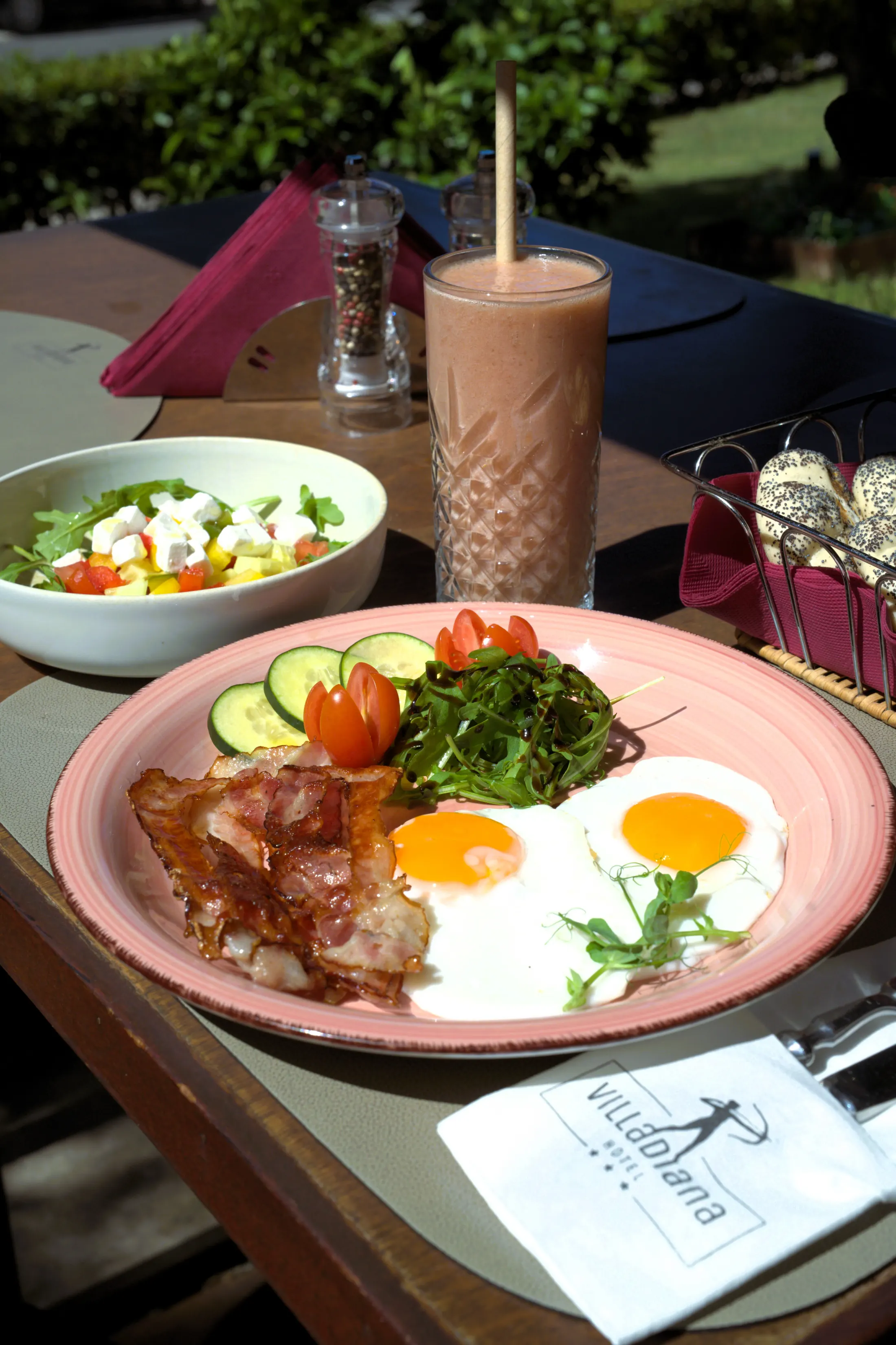 Dalmatian breakfast, fried eggs, bacon, garden salad with cheese, bread, Pizzeria Villa Diana, Lučac, Split