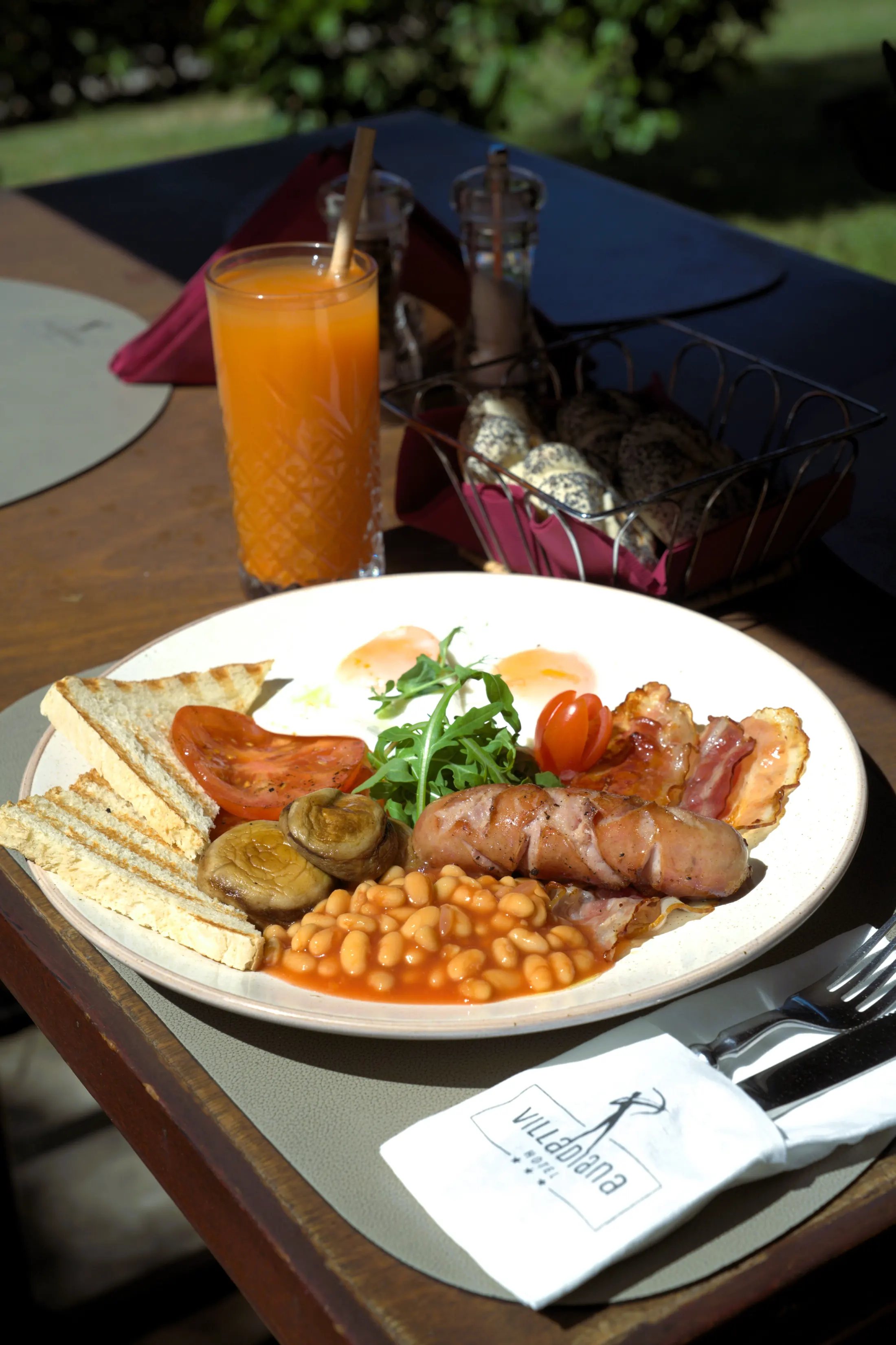 Classic English breakfast, fried eggs, beans, sausage, bacon, mushrooms, tomato, toast, Pizzeria Villa Diana, Lučac, Split