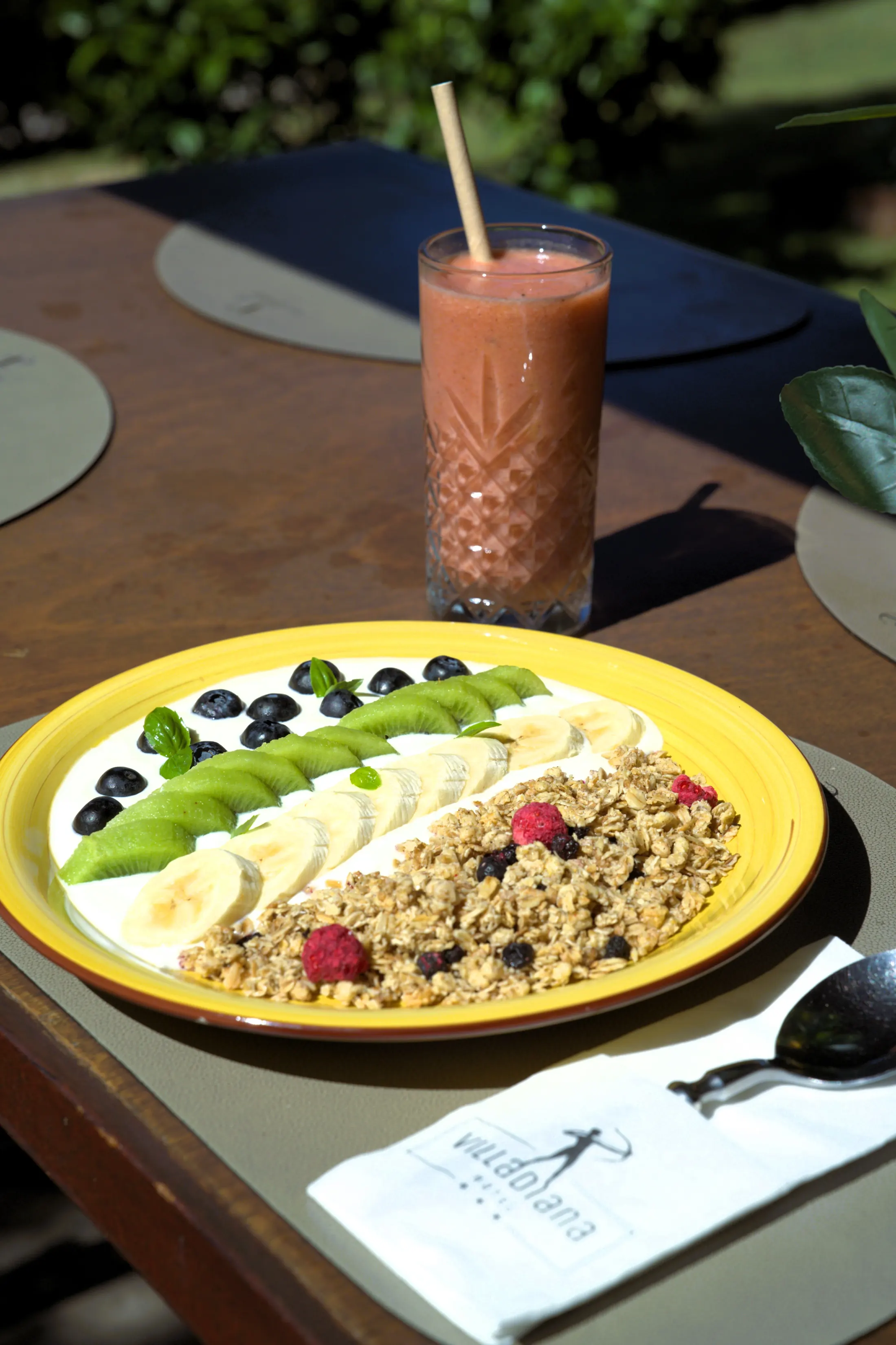 Forest oatmeal, oatmeal with forest fruit, Greek yoghurt, banana, kiwi, Pizzeria Villa Diana, Lučac, Split