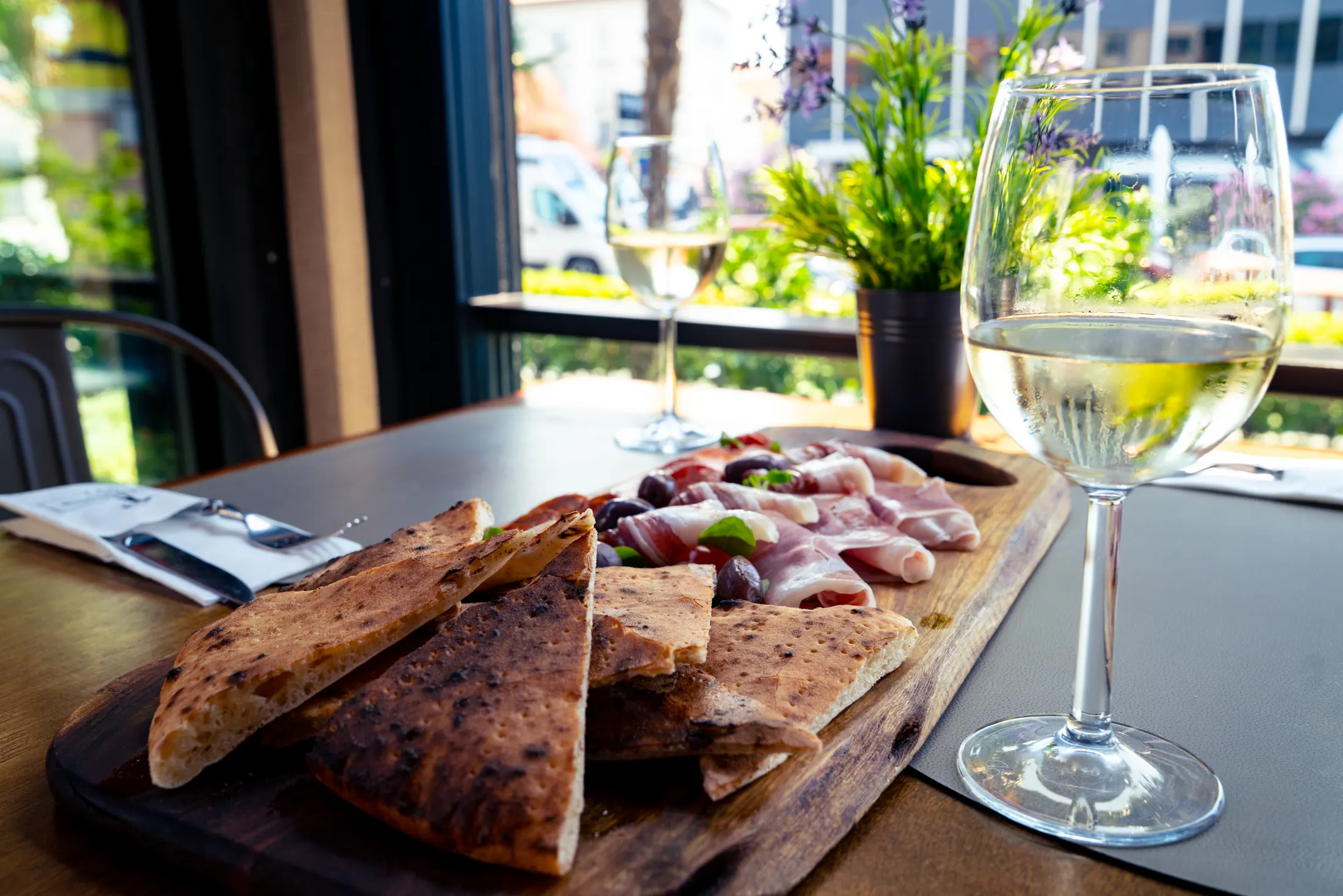 A board of prosciutto, olives and pizza-dough bread, Pizzeria Villa Diana, Lučac, Split