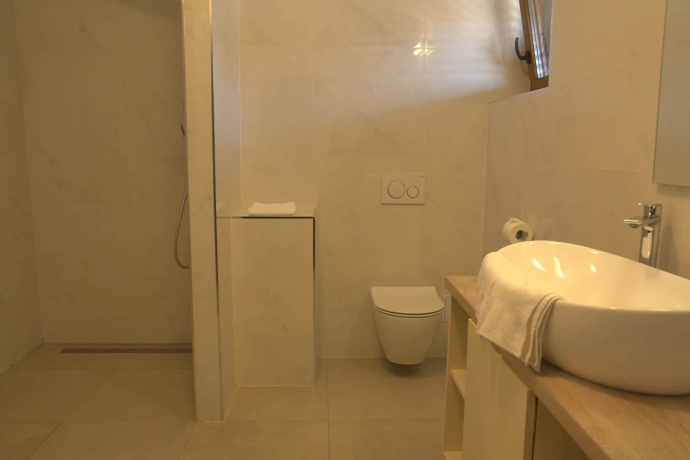 The spacious private bathroom with a walk-in shower, Hotel Villa Diana, Lučac, Split