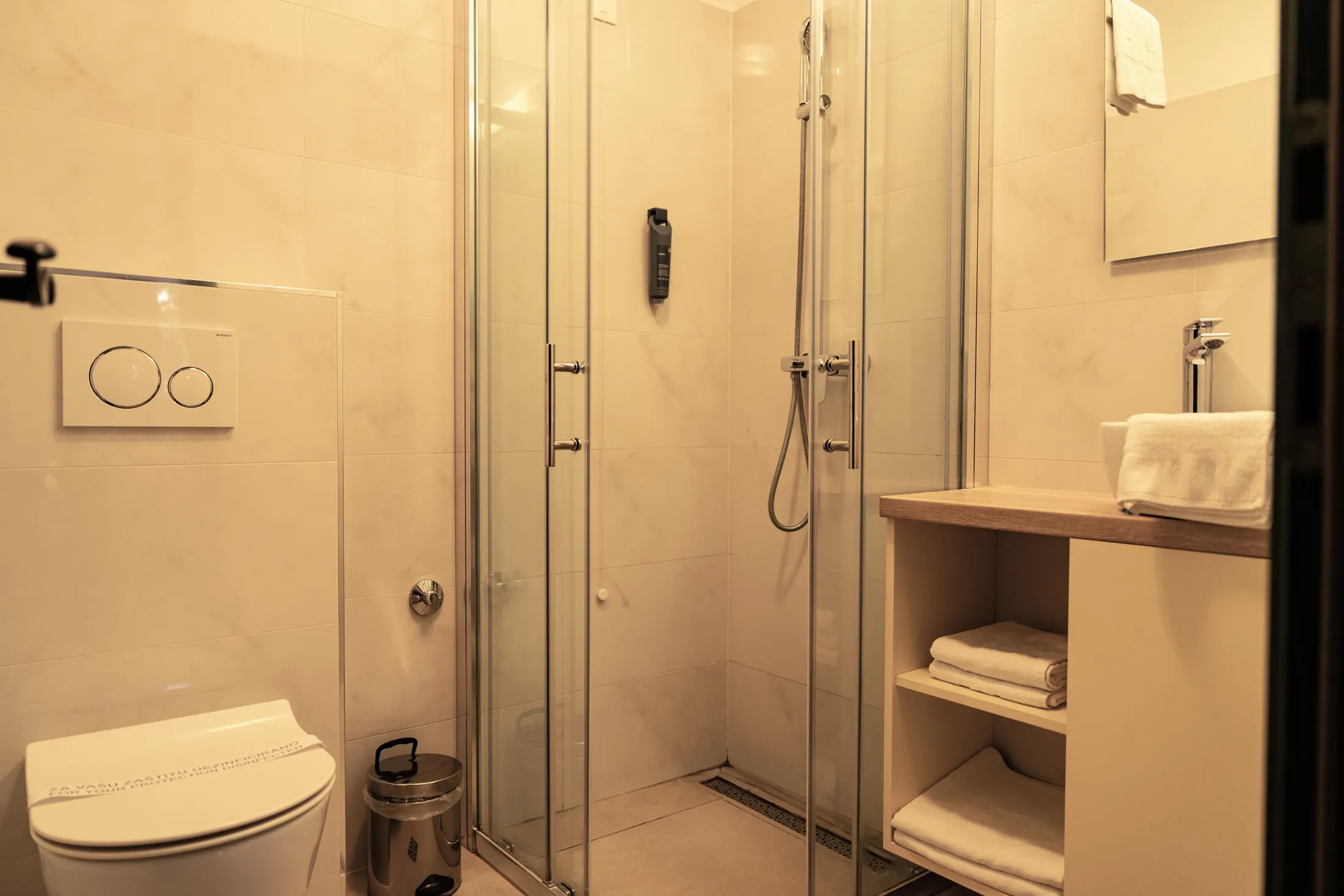 The private bathroom with a shower cabin and towels, Hotel Villa Diana, Lučac, Split