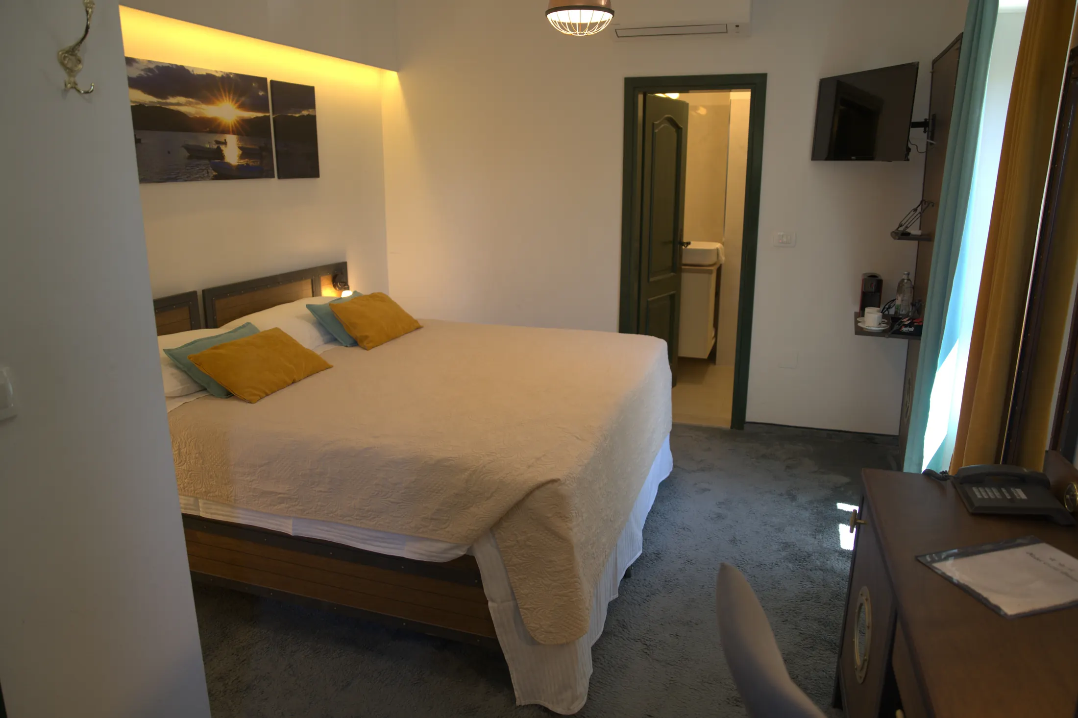 A Standard double room with a double bed, television and private bathroom, Hotel Villa Diana, Lučac, Split