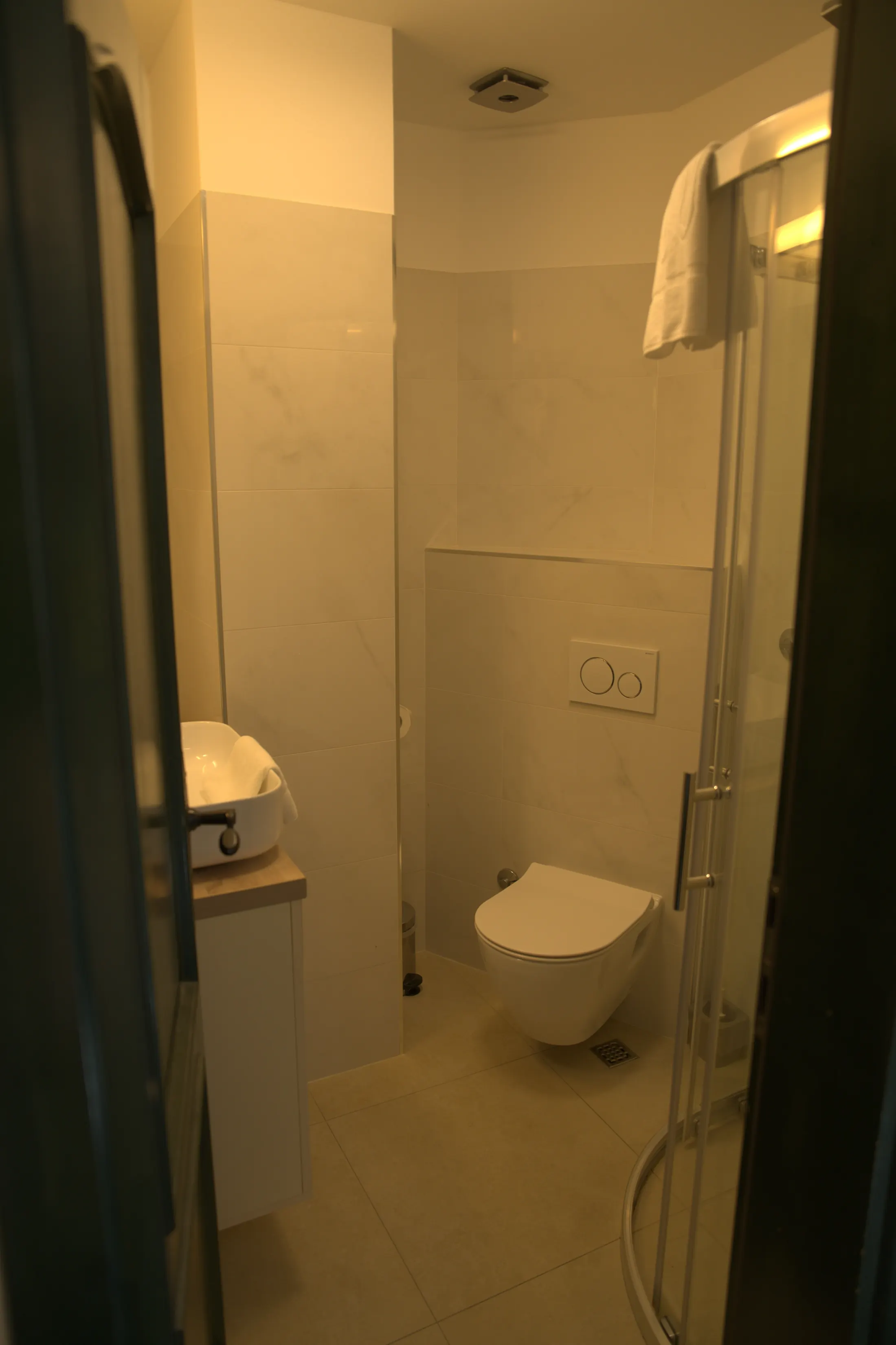 The private bathroom with a shower cabin, washbasin and towels, Hotel Villa Diana, Lučac, Split