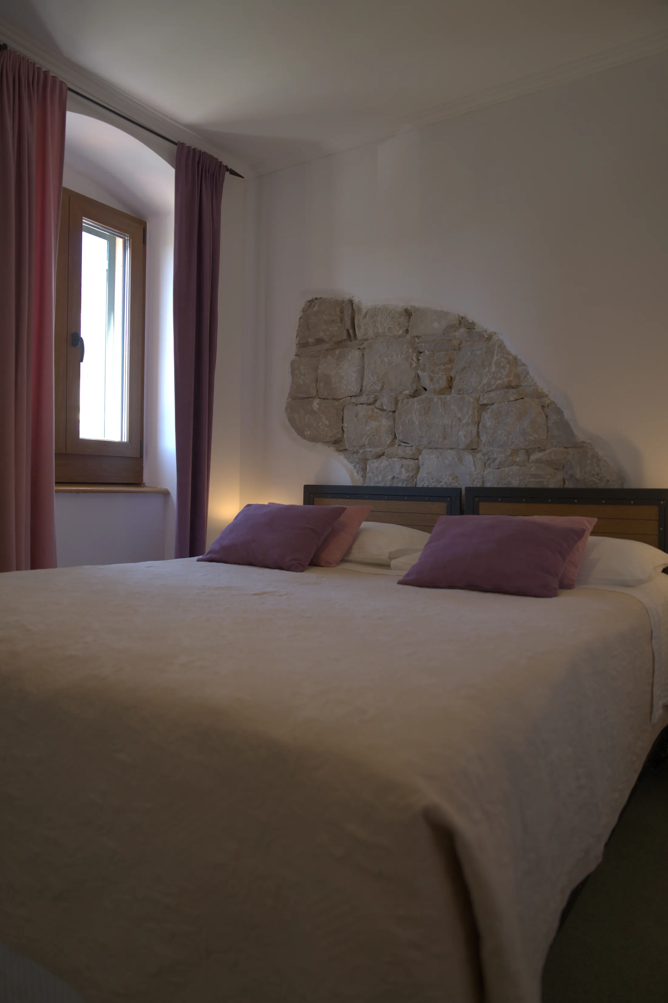The bed by the arched window with its curtains, Hotel Villa Diana, Lučac, Split