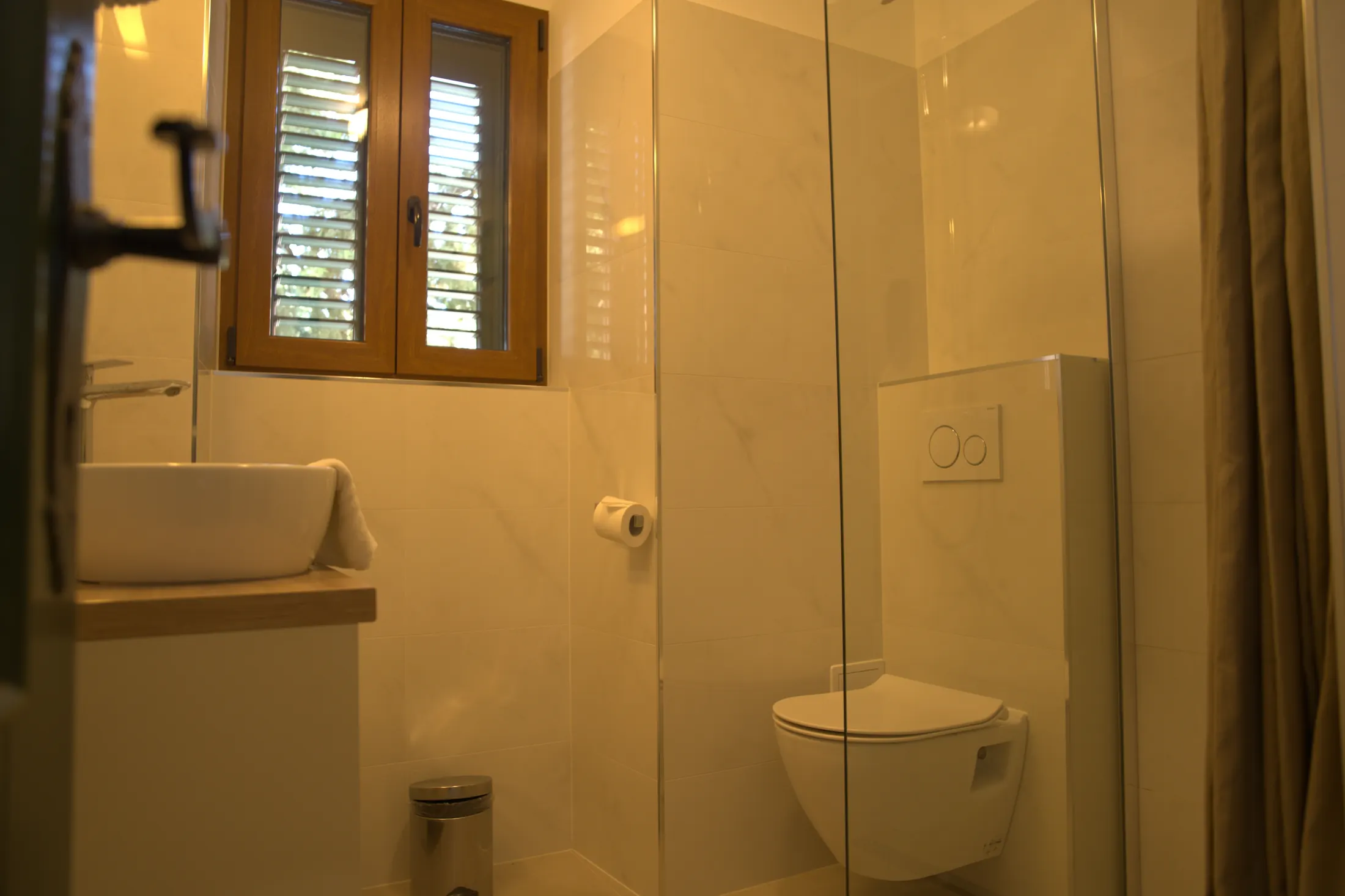 The walk-in shower behind a glass screen, with washbasin and window, Hotel Villa Diana, Lučac, Split