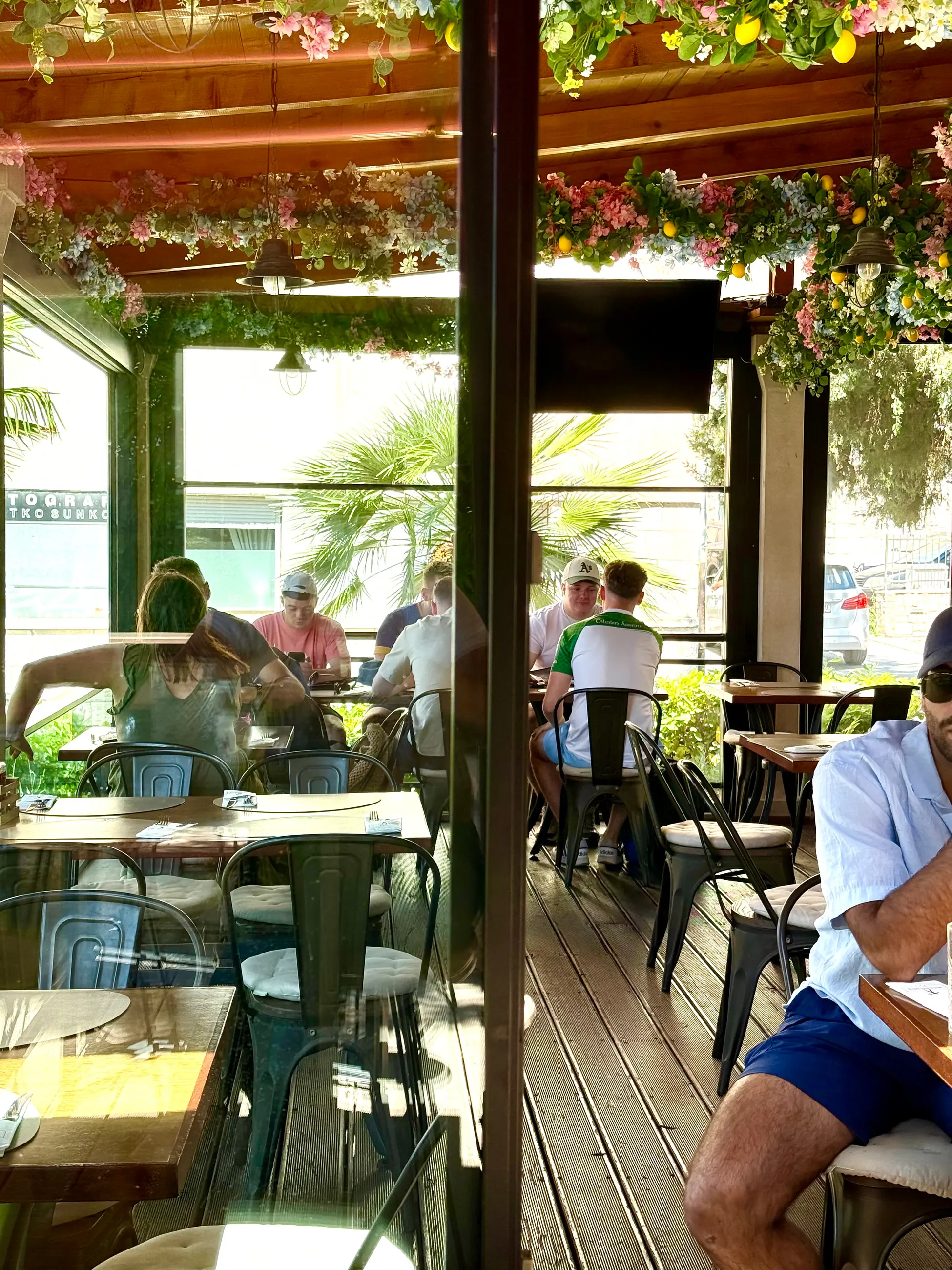 Natkrivena terasa s gostima za stolovima, danju, Pizzeria Villa Diana, Lučac, Split