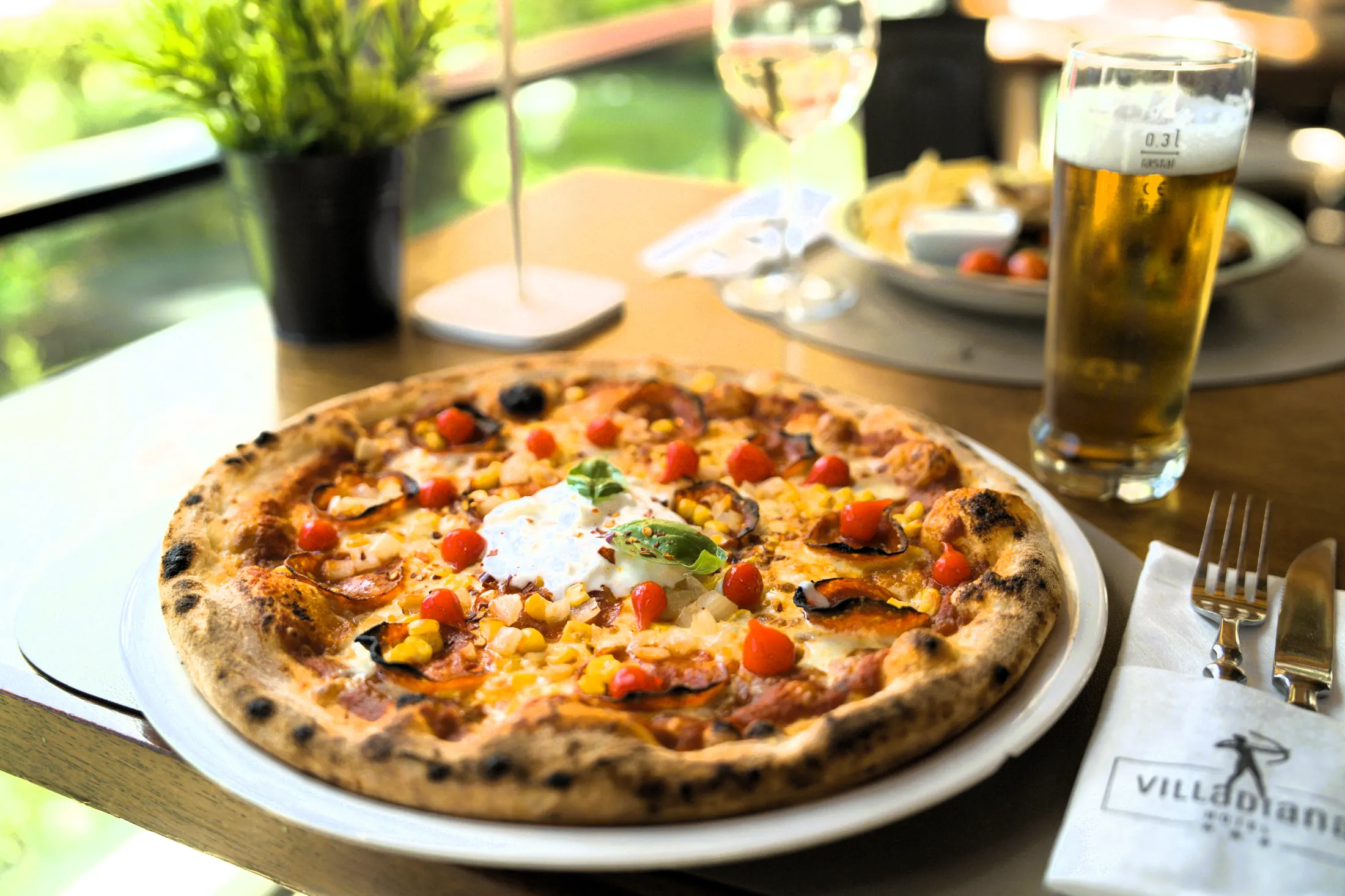 Pizza Spicy, umak od rajčice, sir, kulen, feferoni, luk, kukuruz, Pizzeria Villa Diana, Lučac, Split