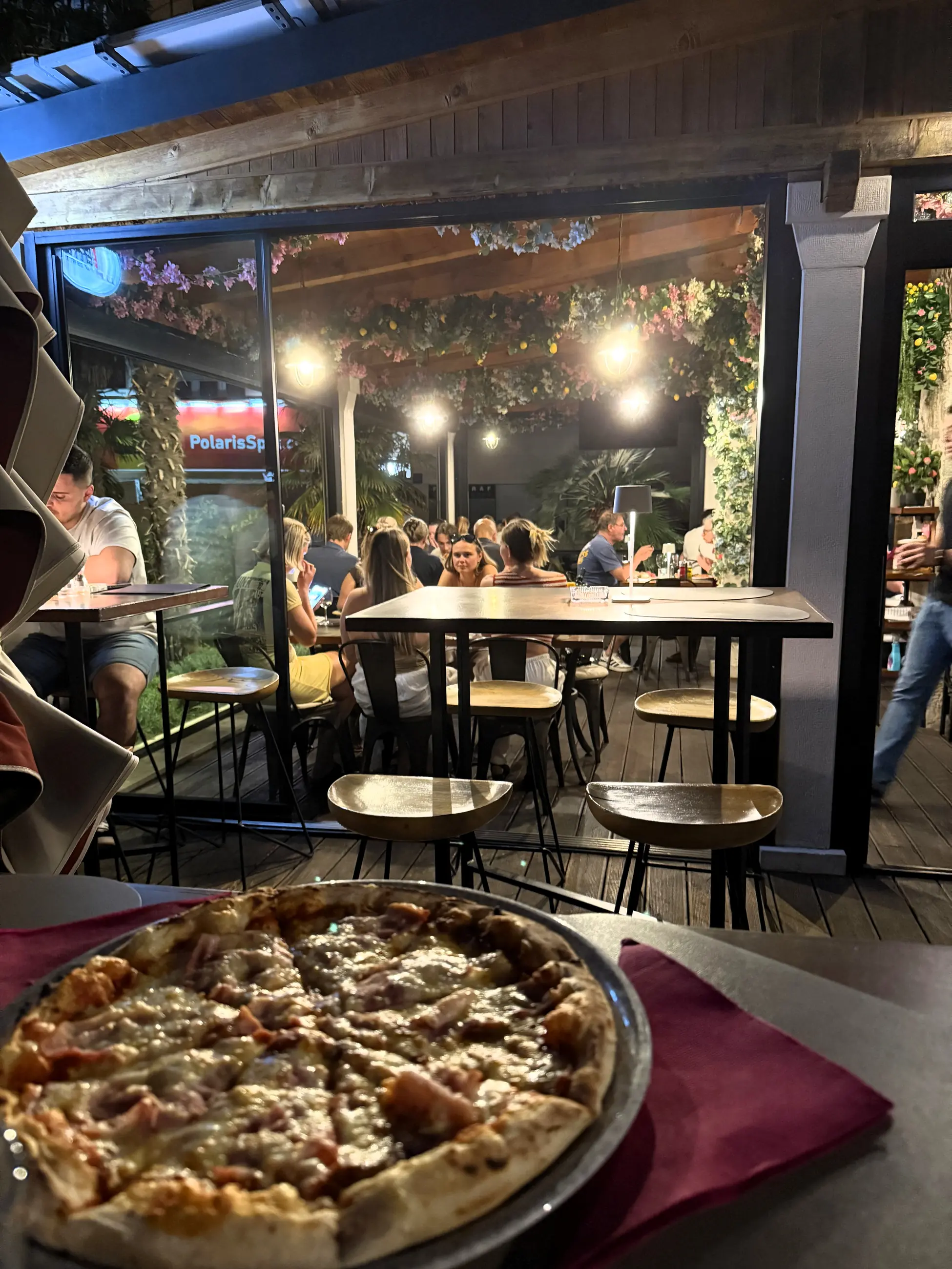 Pizza na stolu terase, navečer, Pizzeria Villa Diana, Lučac, Split