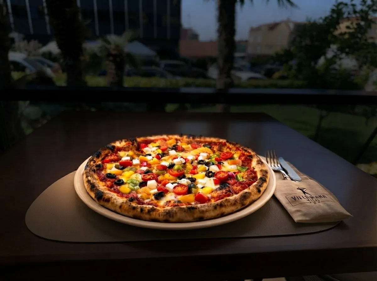Grčka pizza, umak od rajčice, paprika, kapula, cherry rajčice, masline, feta sir, Pizzeria Villa Diana, Lučac, Split