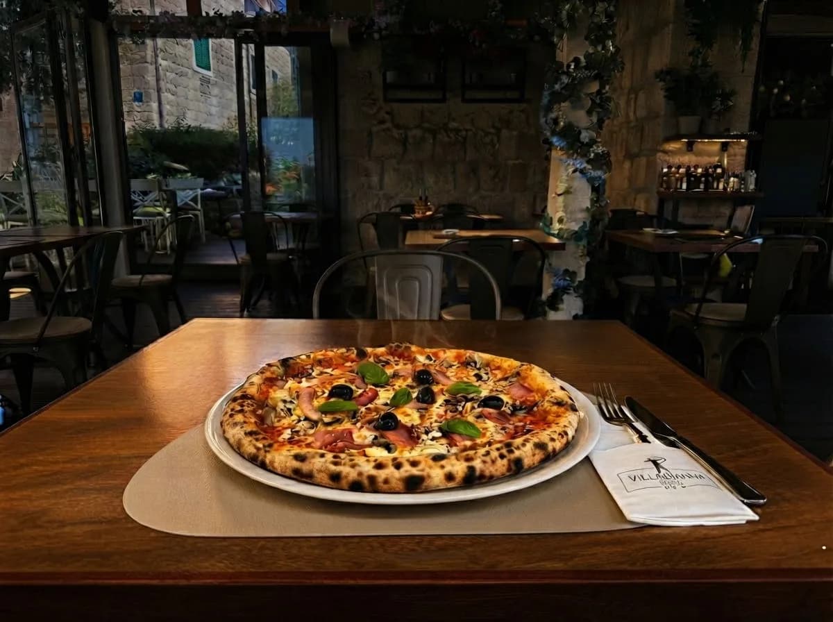 Pizza Capricciosa, umak od rajčice, sir, šunka, šampinjoni, Pizzeria Villa Diana, Lučac, Split