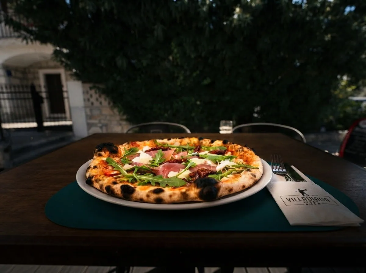 Pizza Prosciutto e Rucola, umak od rajčice, sir, pršut, sušene rajčice, rikula, Pizzeria Villa Diana, Lučac, Split