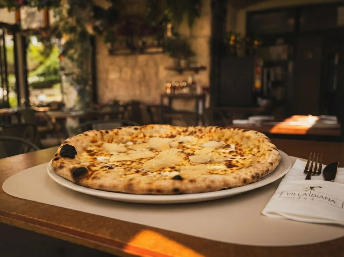 Pizza Quattro Formaggi (4 vrste sira), mozzarella, kajmak, parmezan, grana padano, Pizzeria Villa Diana, Lučac, Split