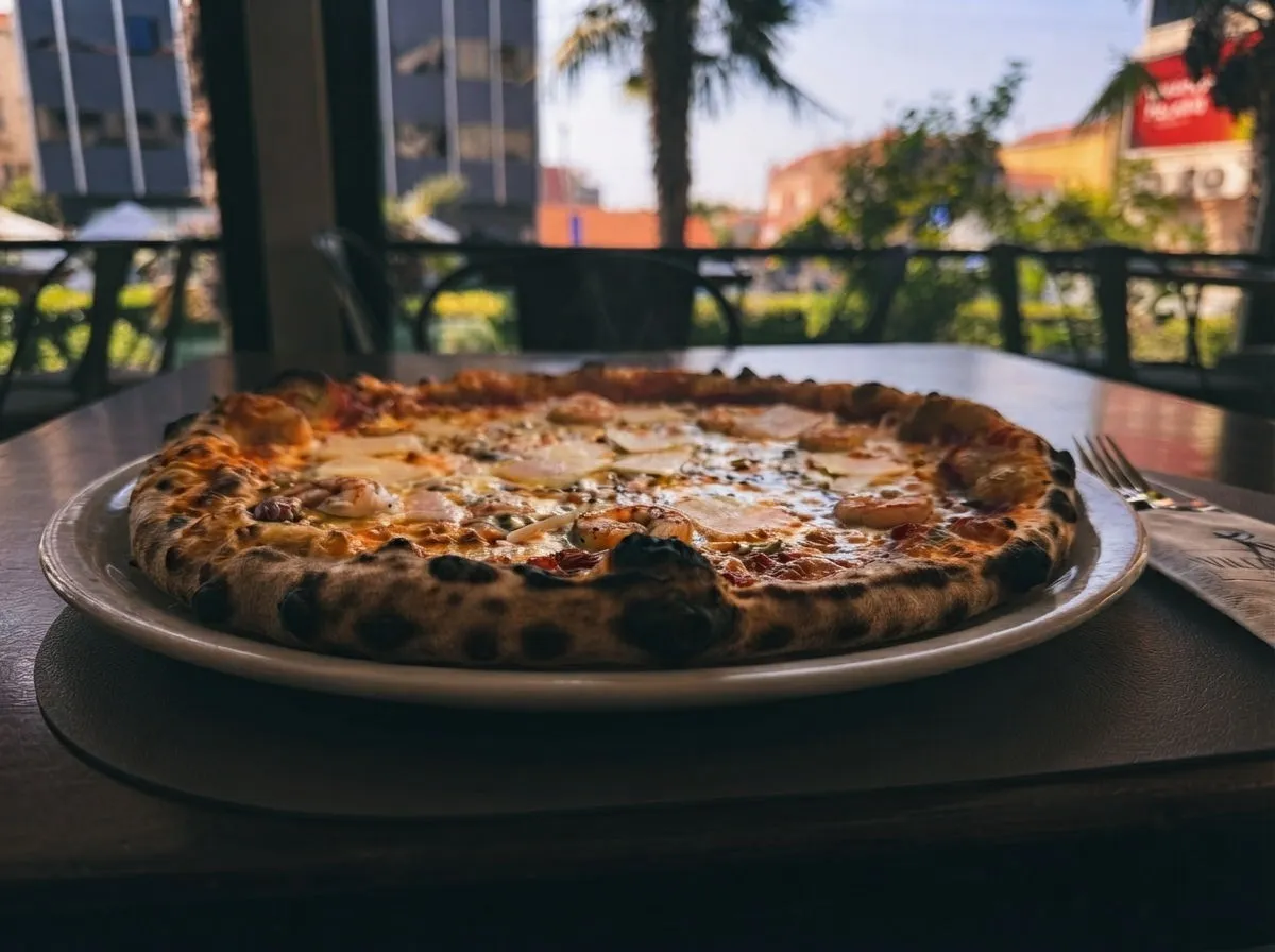 Pizza s kozicama, umak od rajčice, mozzarella, kozice, bosiljak, maslinovo ulje s češnjakom, grana padano, Pizzeria Villa Diana, Lučac, Split