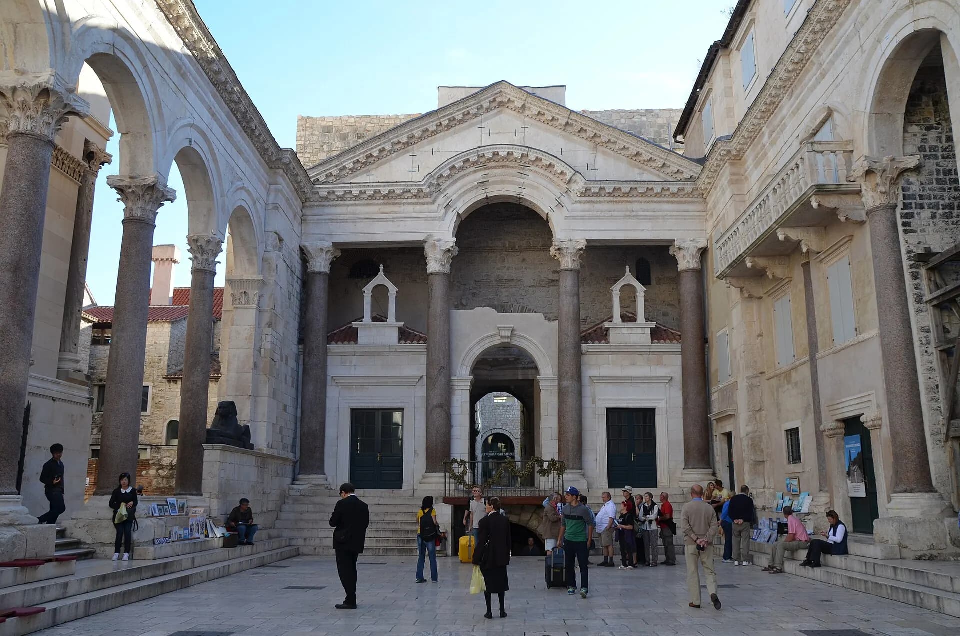 Il Peristilio del Palazzo di Diocleziano con il protiron e le colonne di granito rosso, Spalato