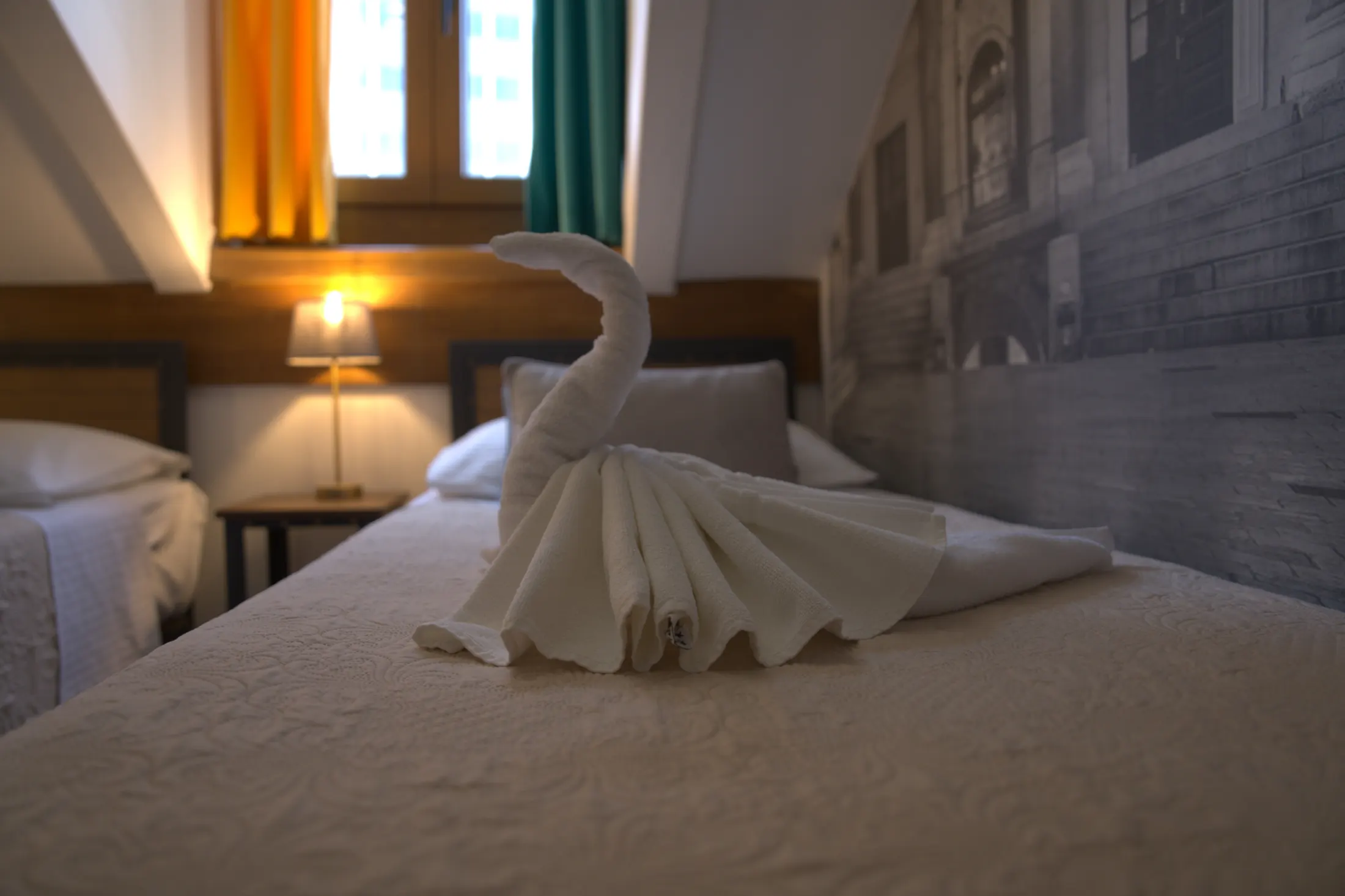 Krevet uz prozor pod kosim stropom potkrovlja, Hotel Villa Diana, Lučac, Split