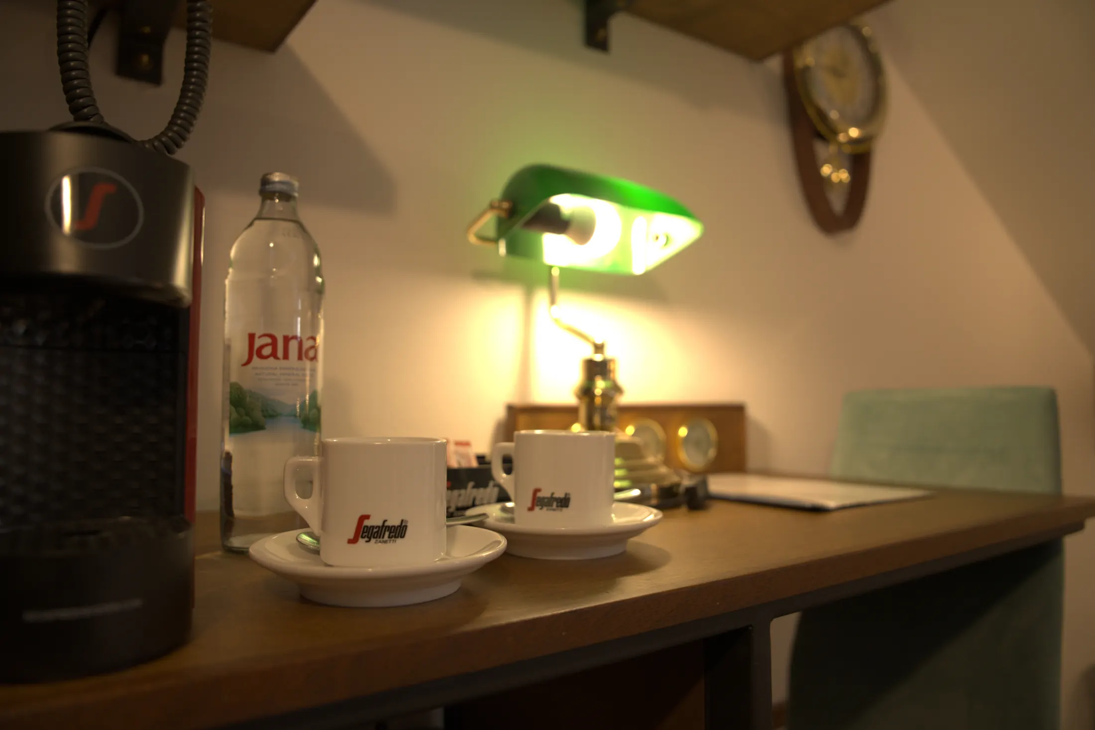 La machine à café, les tasses et le bureau à lampe verte, Hotel Villa Diana, Lučac, Split
