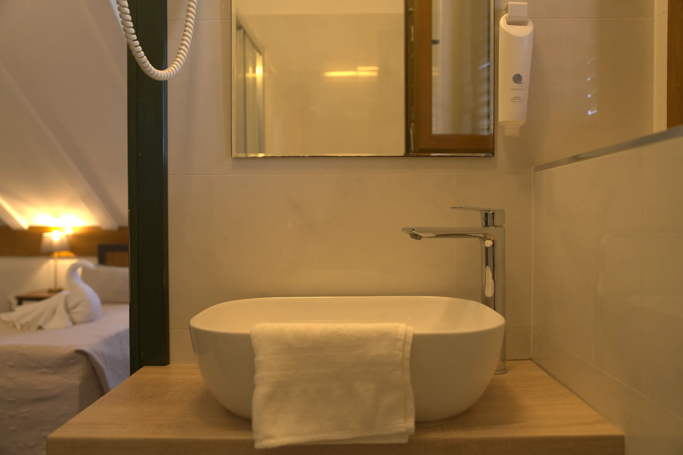 Le lavabo avec miroir et sèche-cheveux, ouvrant sur la chambre, Hotel Villa Diana, Lučac, Split