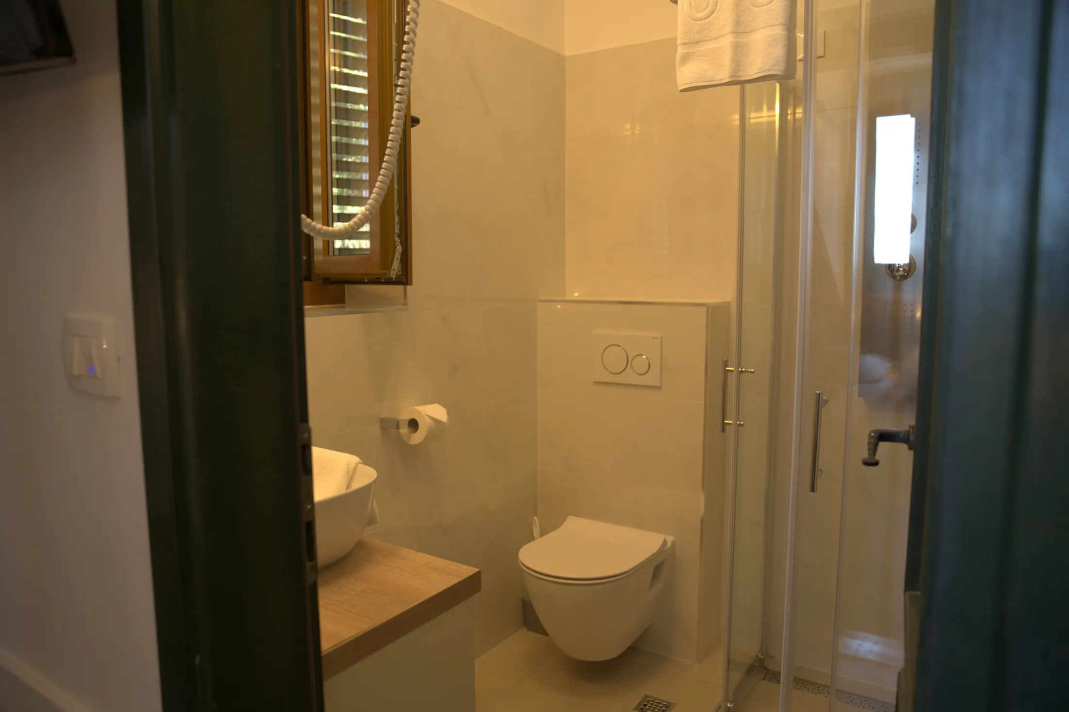 La salle de bains privative avec douche, lavabo et fenêtre, Hotel Villa Diana, Lučac, Split