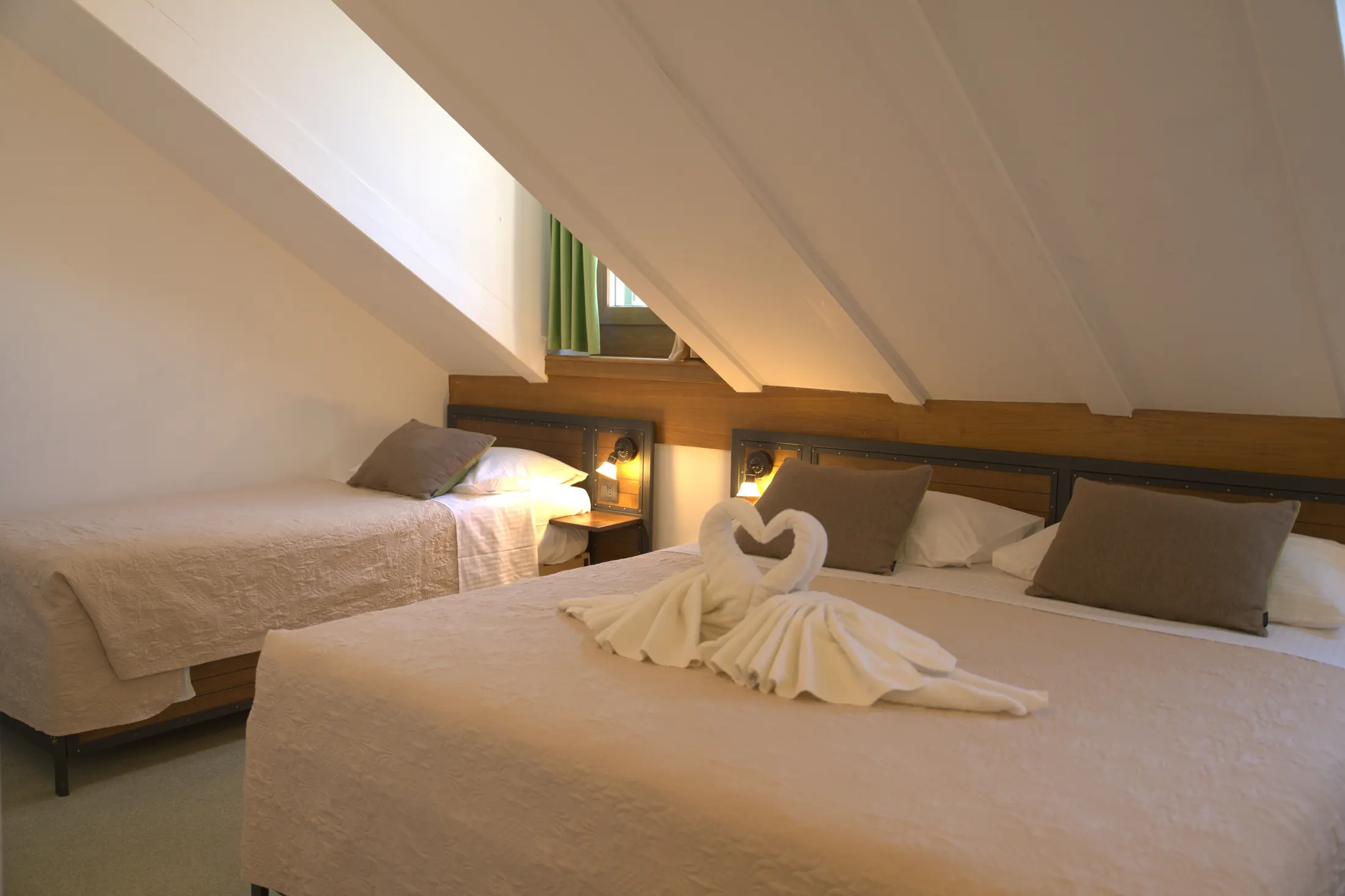 Obiteljska soba u potkrovlju s bračnim i pomoćnim krevetom, za do četiri osobe, Hotel Villa Diana, Lučac, Split