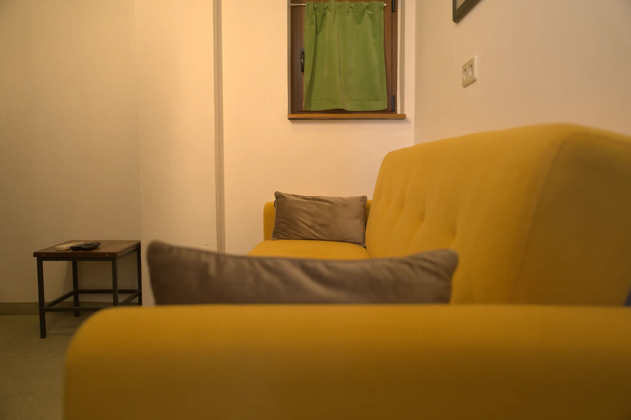 Le coin salon avec canapé jaune près de la fenêtre, Hotel Villa Diana, Lučac, Split