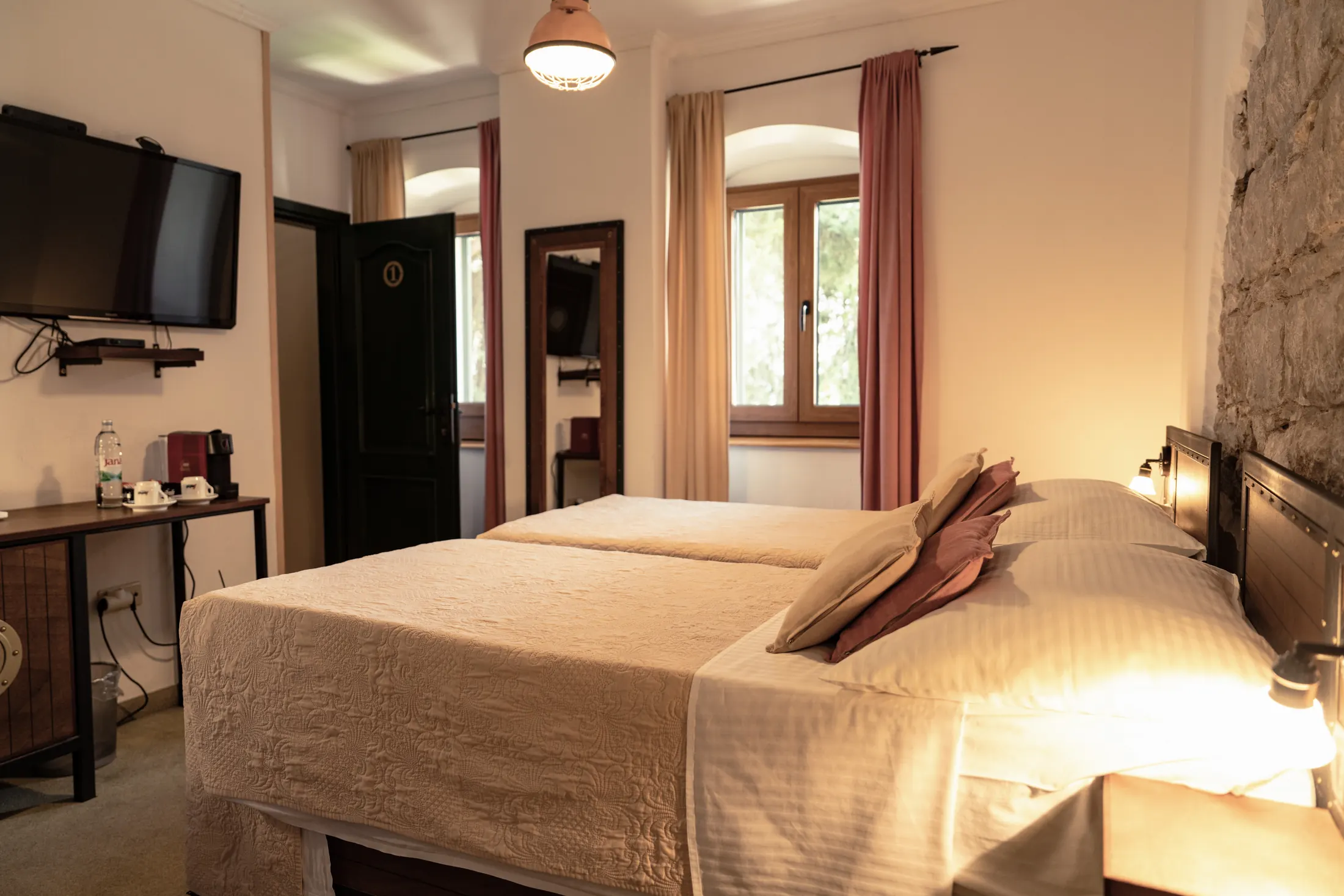 Dvokrevetna soba Standard s bračnim krevetom, prozorom i televizorom, Hotel Villa Diana, Lučac, Split