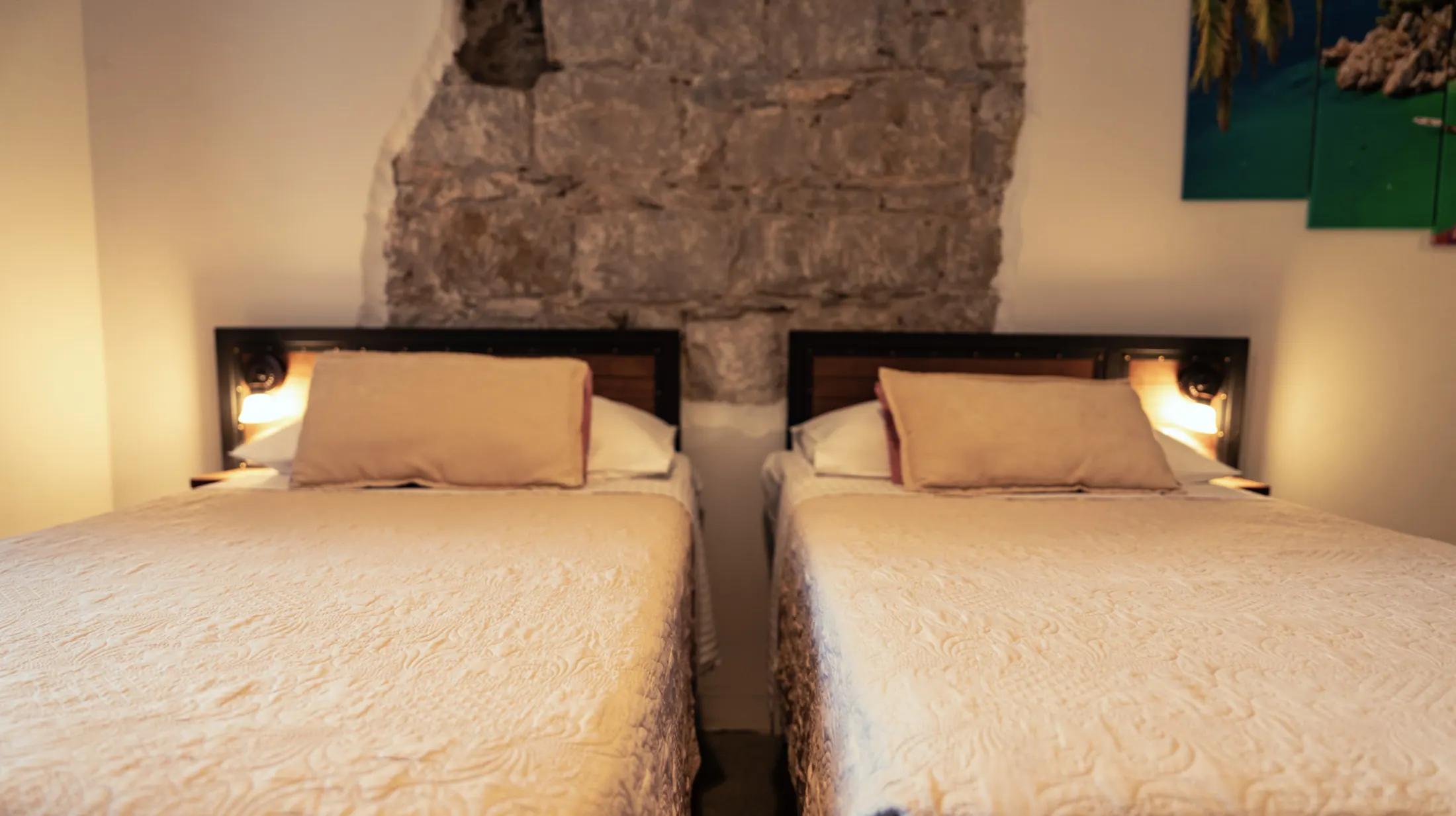 Les lits contre un mur en pierre, Hotel Villa Diana, Lučac, Split