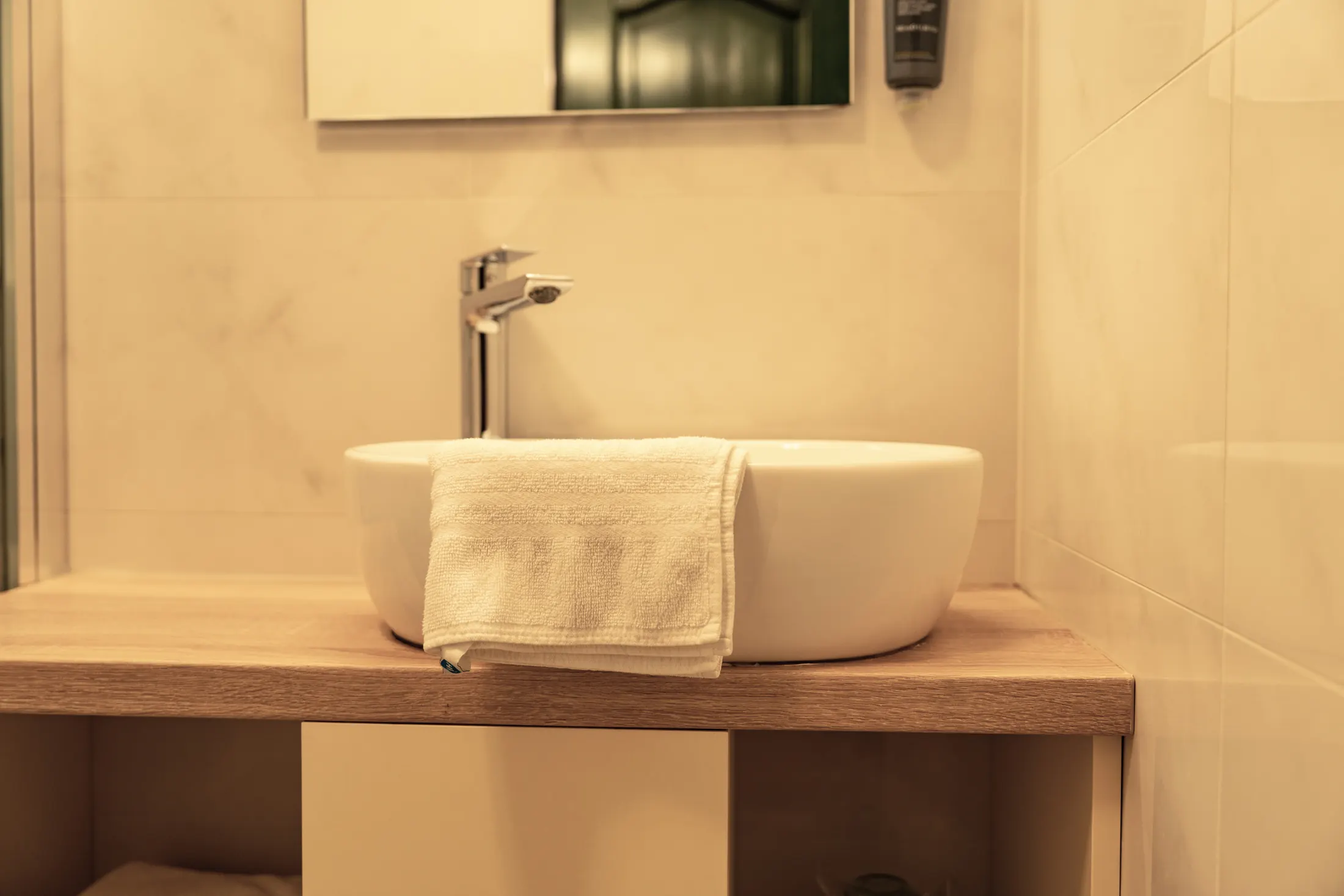 Umivaonik na drvenoj ploči u kupaonici, Hotel Villa Diana, Lučac, Split