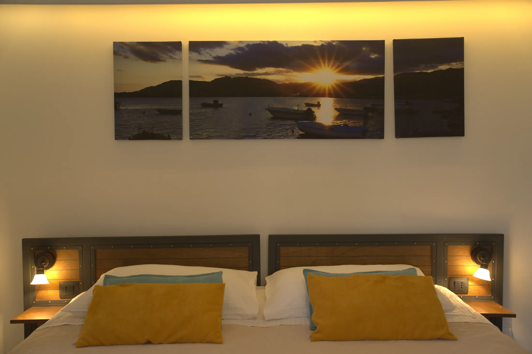 La tête de lit avec liseuses et une marine au coucher du soleil au-dessus du lit, Hotel Villa Diana, Lučac, Split