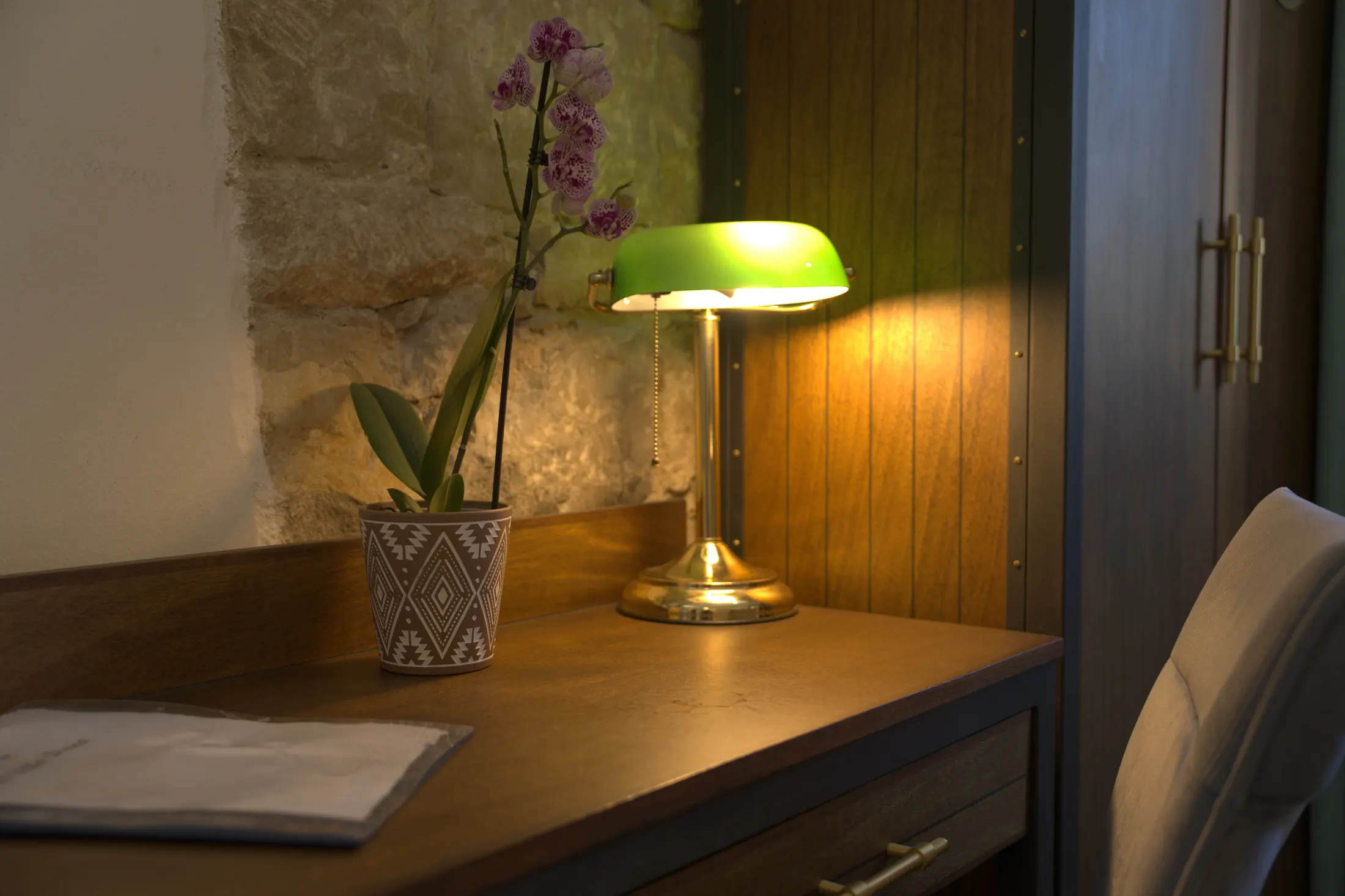 Le bureau avec lampe verte et orchidée, contre le mur en pierre apparent, Hotel Villa Diana, Lučac, Split