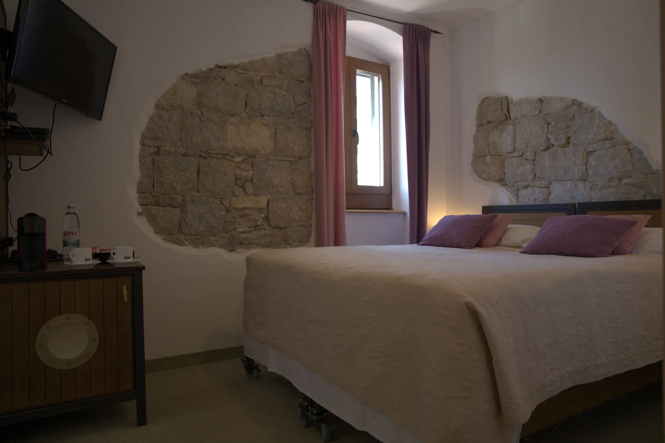 Dvokrevetna soba Standard s otkrivenim kamenim zidovima, televizorom i prozorom, Hotel Villa Diana, Lučac, Split