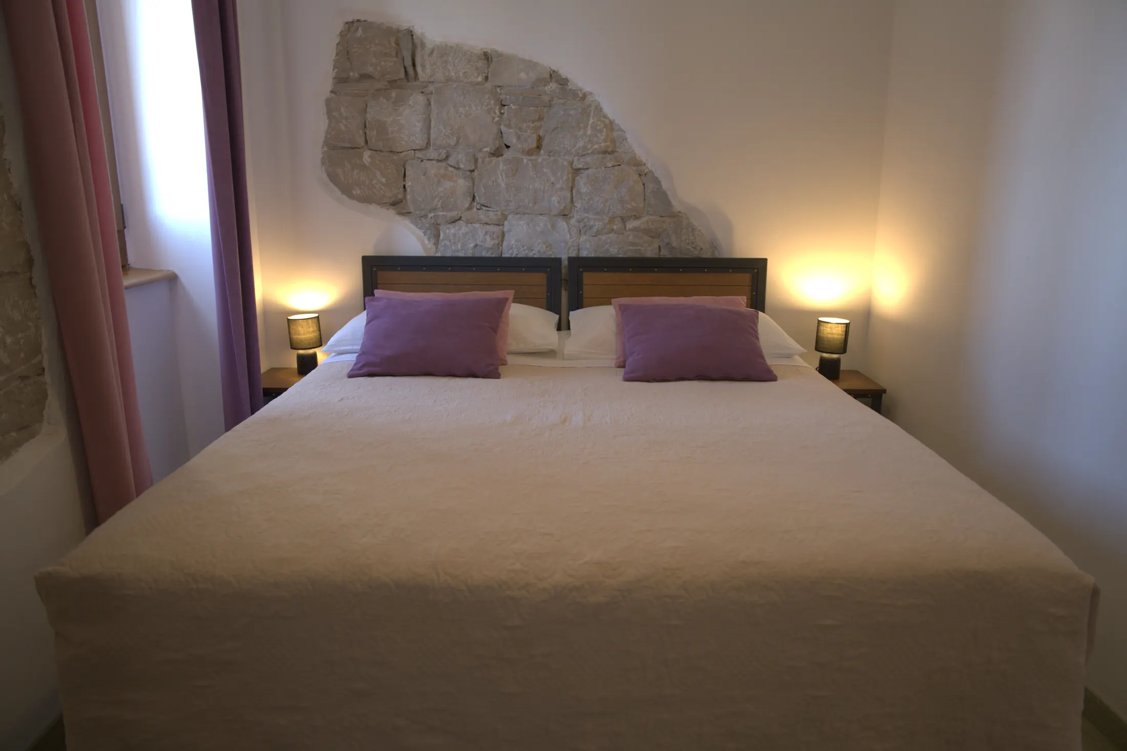 Krevet pod kamenim lukom, Hotel Villa Diana, Lučac, Split