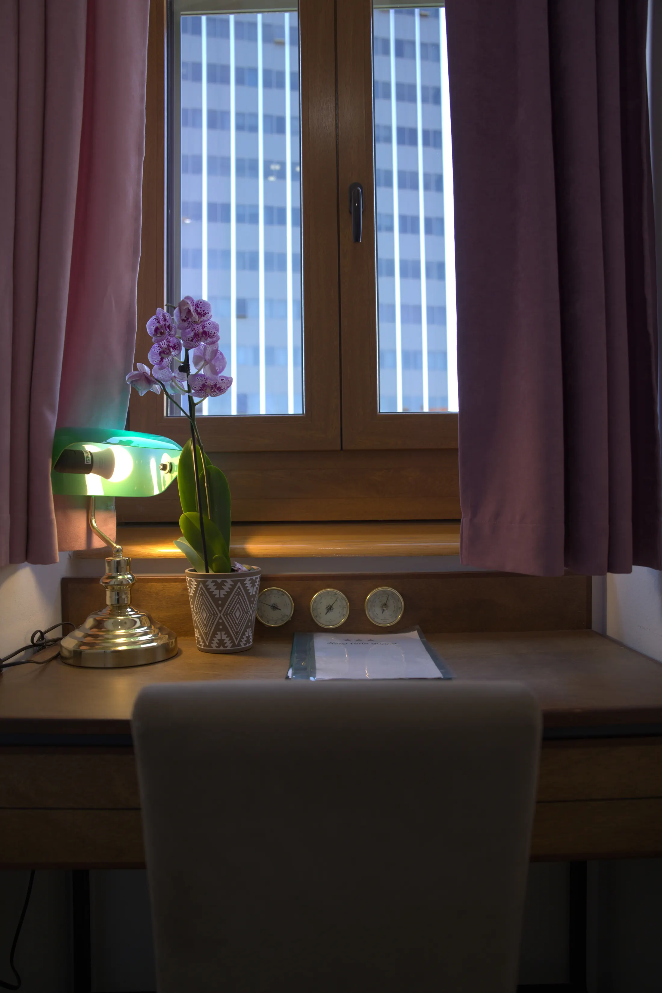 Le bureau près de la fenêtre, avec lampe verte, orchidée et baromètre, Hotel Villa Diana, Lučac, Split