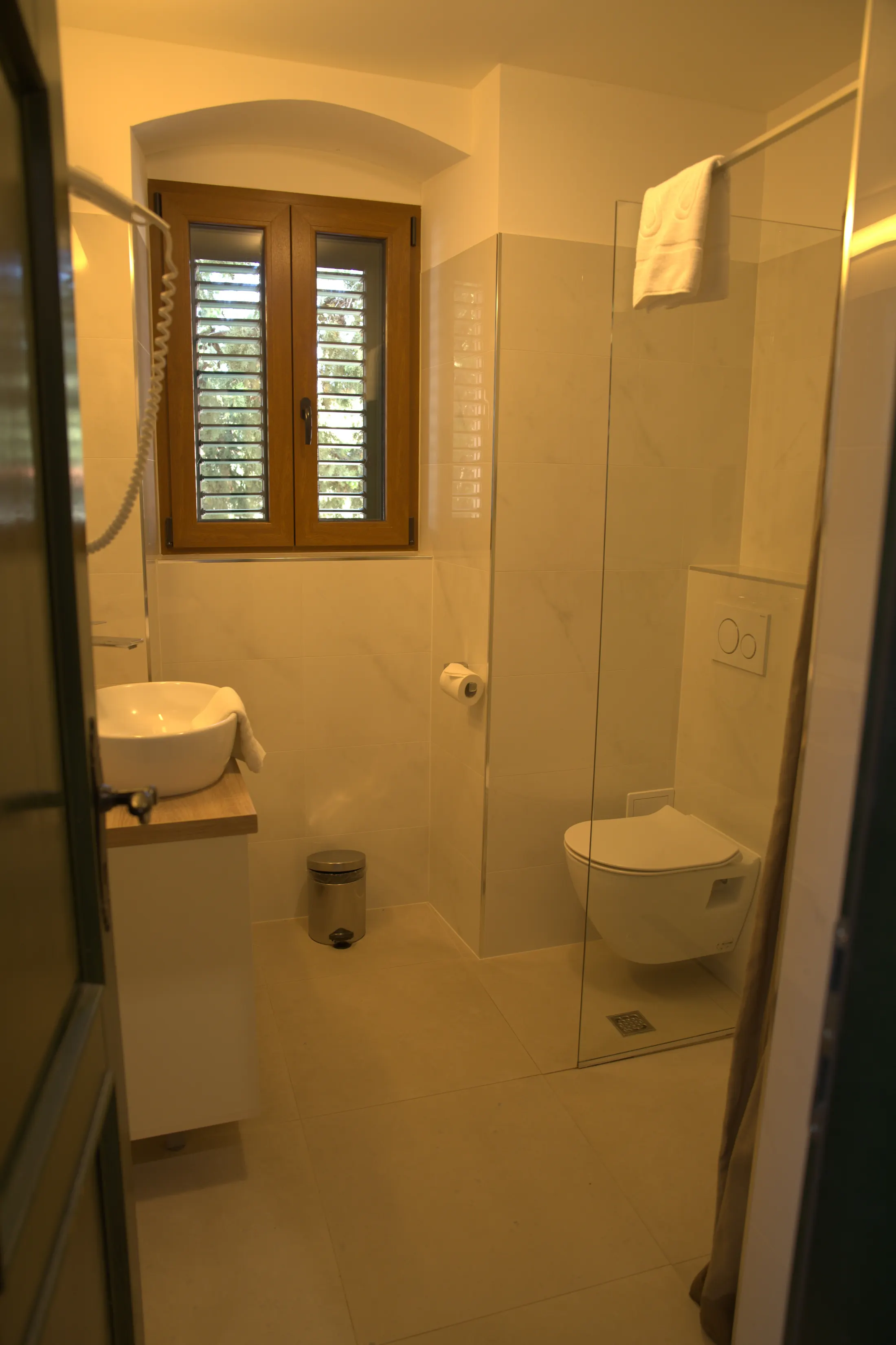 La salle de bains privative avec fenêtre et volets en bois, Hotel Villa Diana, Lučac, Split