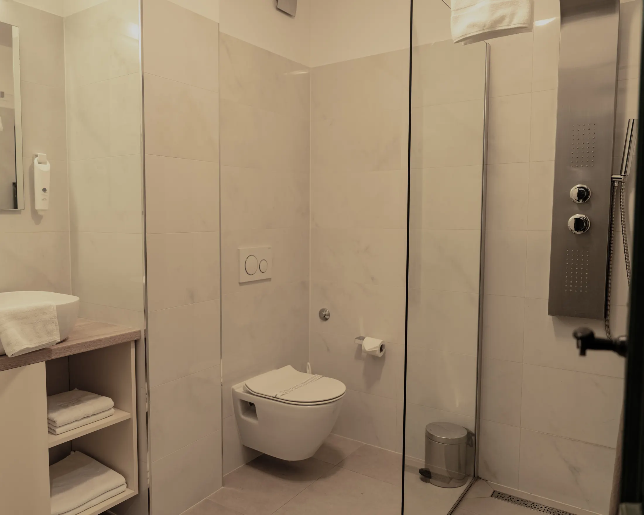 La salle de bains privative avec colonne de douche derrière une paroi de verre, Hotel Villa Diana, Lučac, Split