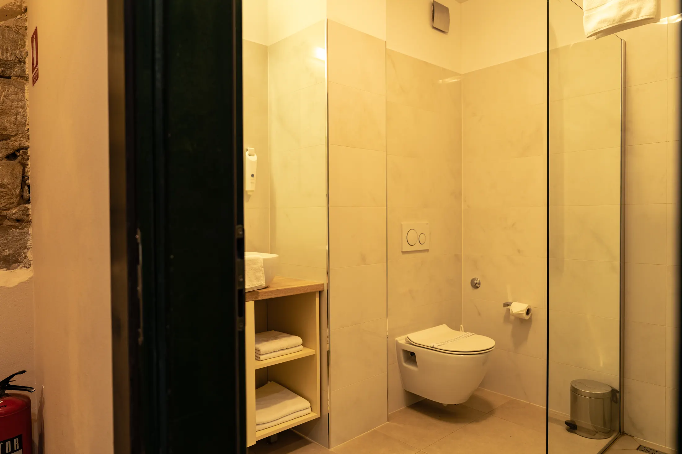 Kupaonica s policama i složenim ručnicima, Hotel Villa Diana, Lučac, Split